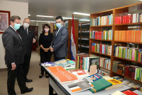 Biblioteca del PJ recibe más de 1000 libros del área laboral.