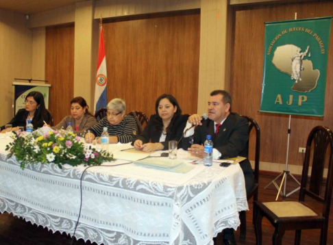 Autoridades de la Asociación de Jueces del Paraguay durante la reunión desarrollada en Villarrica.