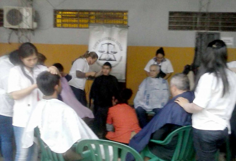 En la Penitenciaría Nacional de Tacumbú se realizaron cortes de cabello en forma gratuita a los internos.
