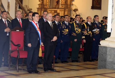 El titular de la máxima instancia judicial, Luis María Benítez Riera, junto al presidente de la República, Horacio Cartes, en la Catedral Metropolitana de Asunción.