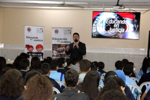 Alumnos del 7° al 9° grado del colegio privado San Francisco de Asís de Villa Elisa participaron de la charla educativa “El Juez que yo quiero”.