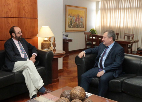 El presidente de la CSJ recibió al exembajador en la Sala de Presidencia del Palacio de Justicia de Asunción.