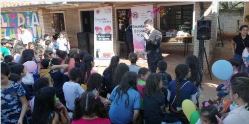 El coordinador del Programa Educando en Justicia, licenciado Aldo Avalos, dialogó con los niños.