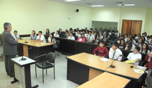 Alumnos del Colegio Tecnico Javier conversaron con el defensor público, doctor Carlos Flores sobre procesos judiciales