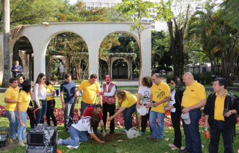 Periodistas de ABC Color en la plantación de 16 arbolitos, en memoria del asesinato de Pablo Medina.