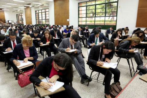 La evaluación se llevó a cabo en el Aula Magna de la Facultad de Derecho de la UNA.