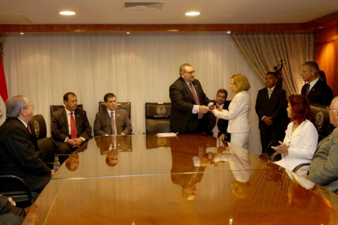 El doctor Antonio Fretes entregó a la presidenta Alicia Pucheta el mallete como símbolo antiguo de autoridad y compromiso.