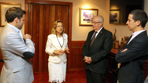 La presidenta de la Corte Suprema de Justicia, doctora Alicia Pucheta de Correa, y el ministro doctor Miguel Óscar Bajac se reunieron con representantes de IJ International Legal Group.