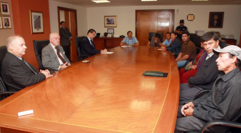Momento de la reunión entre los ministros de la Corte Suprema de Justicia Luis María Benítez Riera y César Garay junto a dirigentes campesinos.