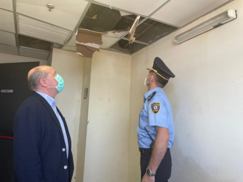 El presidente de la Corte Suprema de Justicia, César Diesel, verificó in situ los daños producidos por la avería  del ducto interno de agua en el cuarto piso del Palacio de Justicia de la Capital.