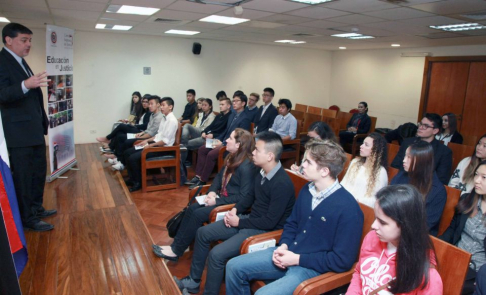 Los alumnos fueron recibidos por el juez penal de la adolescencia doctor Camilo Torres.