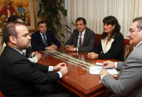 El fiscal Ariel Martínez, exponiendo al doctor Antonio Fretes el proyecto de la nueva directiva de la Asociación de Fiscales.