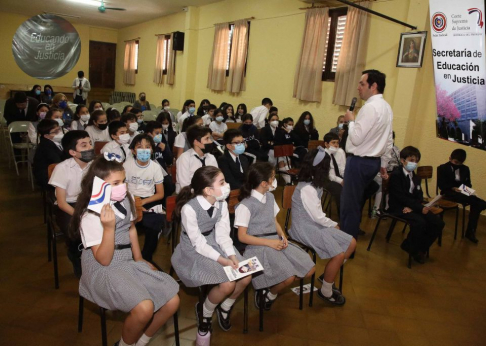 Estudiantes del Colegio Inmaculado Corazón de María participaron de una charla educativa a cargo del juez de la niñez y adolescencia Guillermo Trovato.