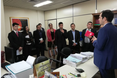 Alumnos de Nihon Gakko visitaron al juez de Niñez y Adolescencia Guillermo Trovato.