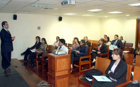 El curso fue dictado por el doctor Alfredo Enrique Kronawetter director ejecutivo de la Escuela Judicial del Paraguay