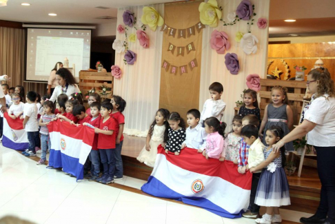 En la víspera se realizó un festival artístico en homenaje a la Patria y a la Madre, a cargo de los niños y niñas de la Guardería Dulce Despertar.