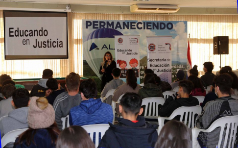 Alumnos del Colegio Nacional General Marcial Samaniego de Luque participaron de una charla educativa a cargo de la jueza de la niñez y adolescencia de la localidad Pili Rodríguez.