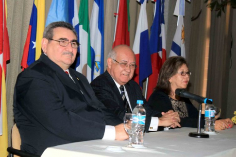 El presidente de la Corte Suprema, doctor Antonio Fretes; el doctor Cristóbal Sánchez, presidente del Consejo de la Magistratura; y la secretaria general de la Red, Miriam Avila.