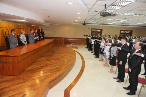 El presidente de la Corte Suprema de Justici, Eugenio Jiménez Rolón, se encargó de presidir la ceremonia de juramento.