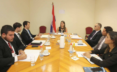 La titular de la Dirección de Derechos de la Propiedad Intelectual de la CSJ, María Gabriela Talavera, se reunió con representantes de la Embajada Americana en Paraguay.