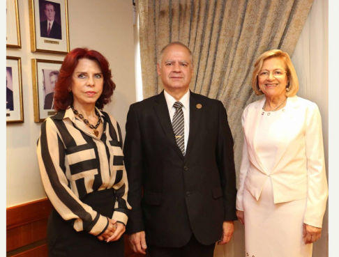 El ministro Luis María Benítez Riera en compañía de las ministras Alicia Pucheta y Miryam Peña.