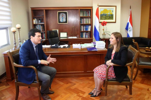 El ministro de la CSJ, doctor Gustavo Enrique Santander Dans recibió en su despacho a la Defensora General, Lorena Segovia.