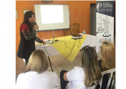 La jueza de la Niñez y Adolescencia Elsa Sanabria de Cano inició el taller sobre Maltrato infantil y abuso sexual en menores desde una perspectiva jurídica.