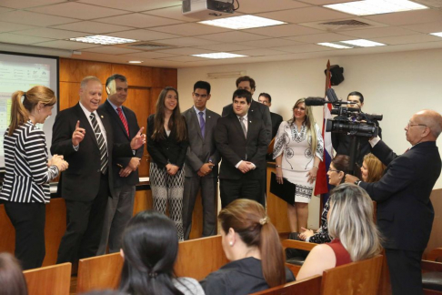 El ministro Luis María Benítez Riera felicitando a los participantes del concurso.