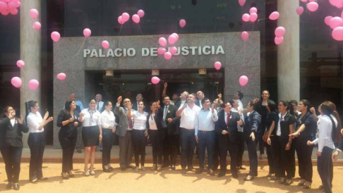 En la sede judicial de San Pedro se lanzaron globos rosados para cerrar la campaña 