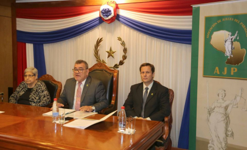 El doctor Delio Vera Navarro, presidente de la Asociación de Jueces del Paraguay (c), aseguró que han logrado que todos los jueces hagan públicas sus declaraciones juradas de bienes como señal de transparencia.
