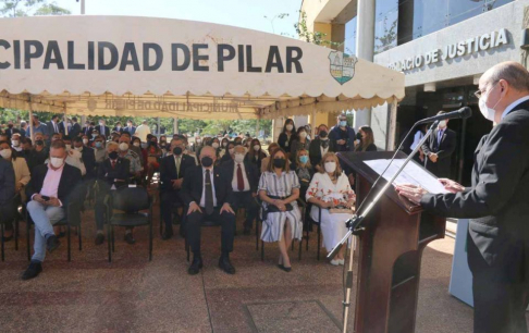 El presidente de la CSJ, doctor César Diesel, hablando durante el acto en el Palacio de Justicia de Pilar, Circunscripción Judicial de Ñeembucú.