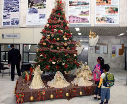 El árbol de Navidad, con el decorado de las tres culturas, se encuentra en el hall central del Palacio de Justicia de Asunción.