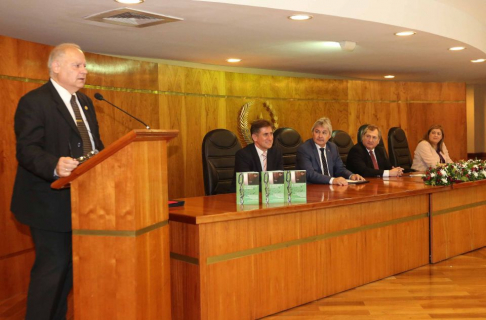 La presentación del libro estuvo a cargo del ministro de la CSJ Luis María Benítez Riera.