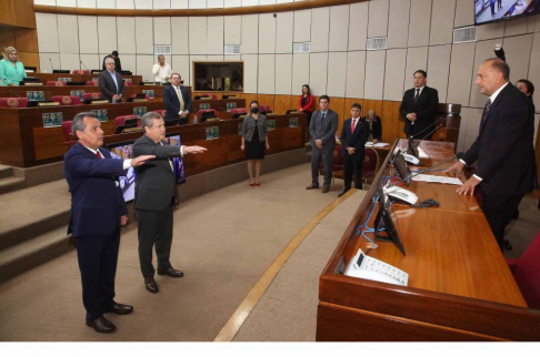 La Cámara de Senadores tomó juramento de rigor al ministro Eugenio Jiménez Rolón como representante titular de la Corte Suprema de Justicia ante el Consejo de la Magistratura y a Alfredo Kronawetter como representante del Poder Ejecutivo. 