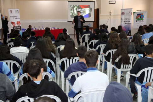 La charla instructiva tuvo lugar en el Colegio San Francisco de Asis de Villa Elisa.