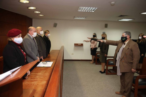 Los ministros de la Corte Suprema de Justicia, encabezado por su presidente, Cesar Diesel, tomaron juramento a jueces y juezas.