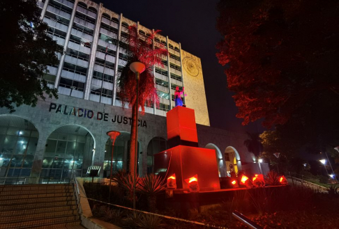 La Estatua de la Diosa Astrea del Palacio de Justicia se viste de color Rojo