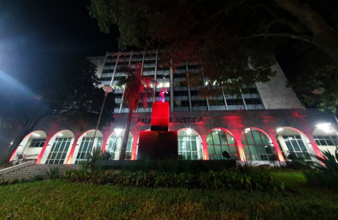 El Poder Judicial, en su sede de la Capital, se ilumina de color rojo en apoyo a las Olimpiadas Especiales.