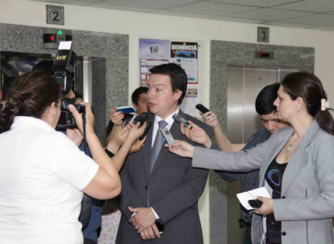 El titular del INDERT. abogado Luís Ortigoza, dialogando con periodistas tras reunión con el presidente de la Corte
