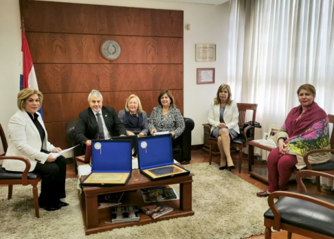 La ministra Gladys Bareiro de Módica recibe a escribanos en su despacho.