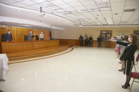 El acto de juramento se realizó en el Salón Auditorio Doctora Serafina Dávalos del Palacio de Justicia de Asunción.