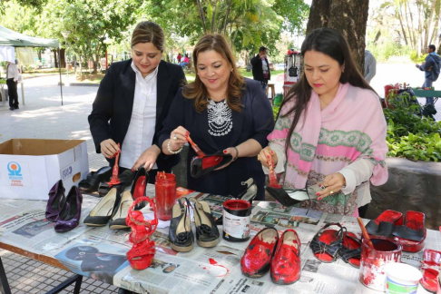Directora de Mediación, Gladys Alfonso de Bareiro, participando de la campaña“Zapatos rojos”.