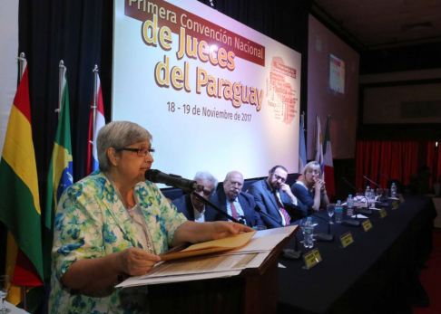 La Dra Valentina Nuñez durante su intervención en la emblemátic jornada en la Convencio Nacional de Jueces del Paraguay