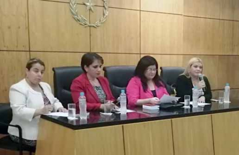 De la mesa de debate participaron la ministra Carolina Llanes,  la doctora Maria Teresa González de Daniel,  Sandra Farias y Sonia Villalba Idoyaga