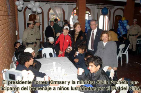 El presidente Torres Kirmser y la ministra Alicia Pucheta participaron del homenaje a niños lustrabotas por el Día del Niño.