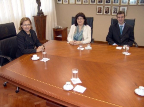 La presidenta de la Corte Suprema de Justicia, doctora Alicia Pucheta de Correa,  con miembros de Eurosocial.