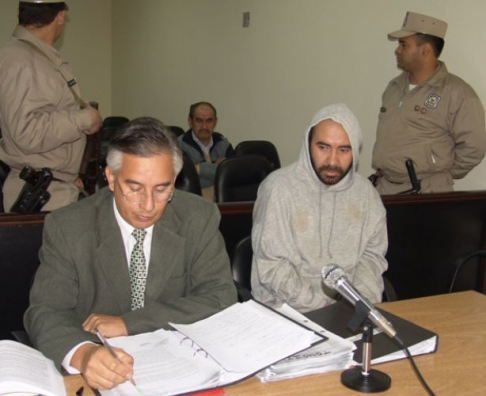 El acusado Carlos Mayereyer con su abogado Eladio Sanabria antes de dar inicio al juicio
