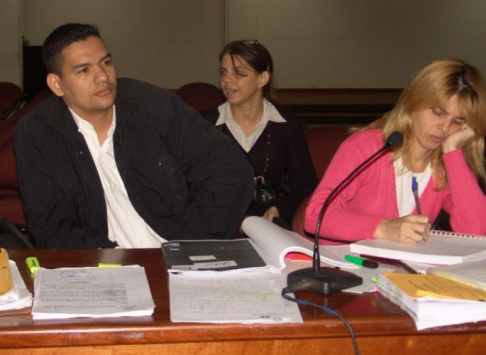Casildo Acosta, junto a su abogada defensora durante el juicio oral y público. 