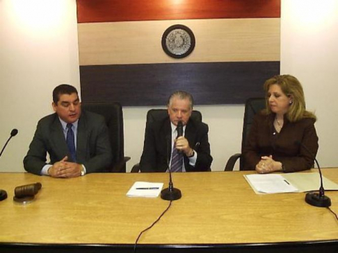 En la grafica aparecen el ministro de la Corte Suprema de Justicisa, Prof. Dr. Víctor Núñez (centro), el Presidente de la Circunscripción Judicial de Amambay, Dr. Arístides Silva (izq) y la Dra. Verónica de Benítez Riera (der) Supervisora de Mesas de E.