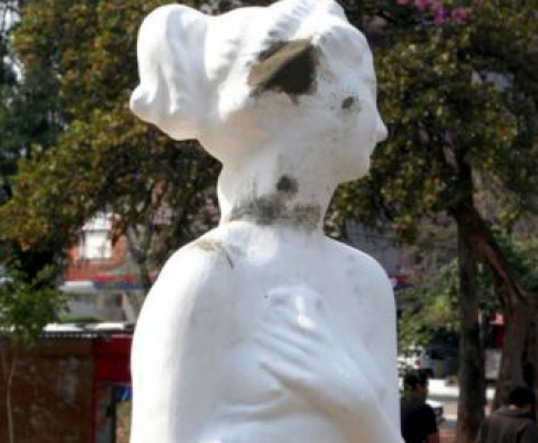 La estatua ya fue varias veces restaurada a iniciativa del ministro José Altamirano y esta vez nuevamente fue dañada por los vándalos.